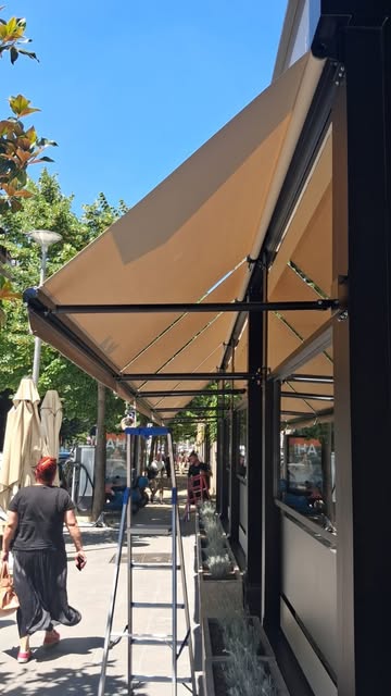 Sa kushton një tendë dielli? Faktorët që përcaktojnë çmimin